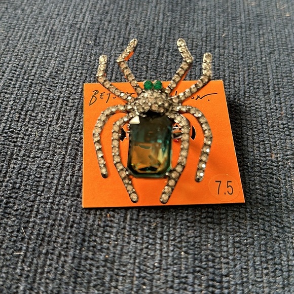 BETSEY JOHNSON Halloween Emerald Green Crystal Spider Ring Size 7.5 - Picture 2 of 3